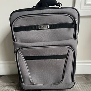Kenneth Cole 2 Wheel Carry On Bag